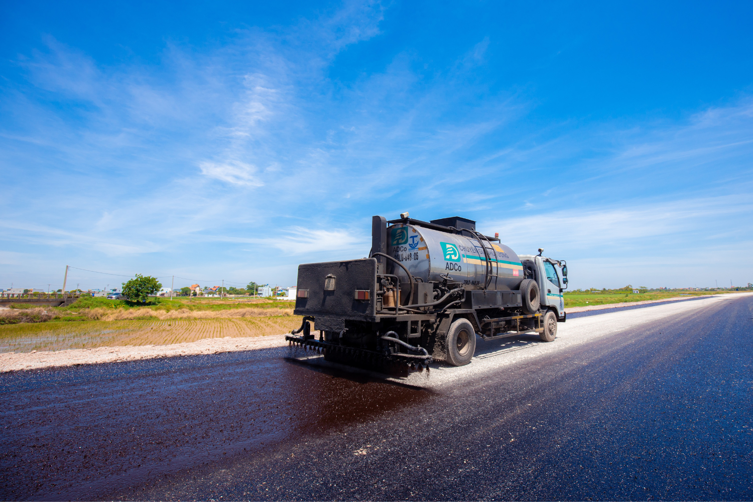 Thi công nhũ tương thấm bám EcoPrime® tại Đường ven biển Hưng Yên